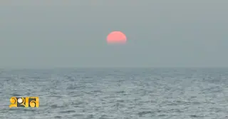 বছরের শেষ সূর্যাস্ত দেখতে কক্সবাজারে পর্যটকদের ভিড়